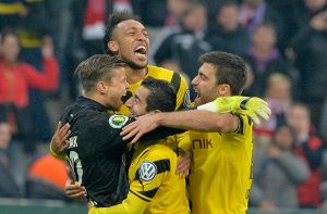 Die Mannschaft von Borussia Dortmund feiert den Einzug ins Pokal-Finale.  Foto: dpa