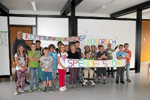Die Kommunionkinder aus Nordrach haben eine Spende an die Carl-Sandhaas-Schule gemacht. Foto: Schule Foto: Schwarzwälder-Bote