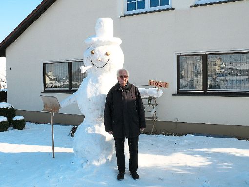 Neben Frosty sieht jeder klein aus: Hans Merkle hat Tipps beim Bau gegeben. Foto: Werthenbach Foto: Schwarzwälder-Bote