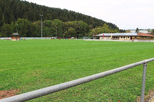 Sattes Grün: Das sanierte Hauptspielfeld auf dem Sportgelände in Glatten wird am Sonntag eingeweiht. Foto: Sannert Foto: Schwarzwälder-Bote