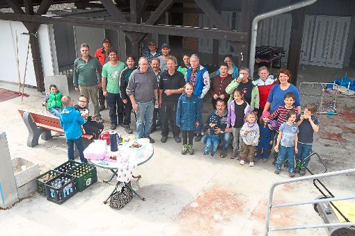 Freiwillige Helfer bringen das Glatttalfreibad auf Vordermann. Foto: Gukelberger Foto: Schwarzwälder-Bote