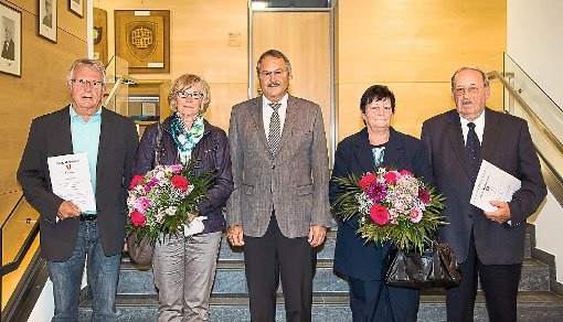 Edmund Quarleiter mit Frau Annemarie, Bürgermeister Lothar Mennig, Christa und Joachim Scheurer nach der Verabschiedung (von links) Foto: Deregowski Foto: Schwarzwälder-Bote