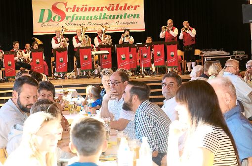 Die Dorfmusikanten sorgen für die entsprechende Stimmung unter den Gästen.   Fotos: Kommert Foto: Schwarzwälder-Bote