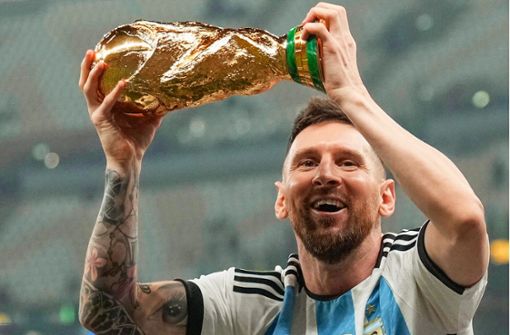 Er hält ihn endlich in seinen Händen: Lionel Messi mit dem WM-Pokal. Damit vergoldet er wie andere Fußballlegenden seine Karriere. Foto: imago//Dave Shopland