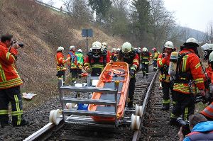 Mit speziellem Rettungswagen auf Schienen machten sich die Atemschutzgruppe aus Schaffhausen zur Bergung in den Tunnel auf den Weg. Foto: Hans Herrmann
