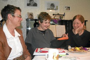 Claudia Springsklee (links) und Ulrike Ott-Probst haben einen Verein gegründet, der Menschen mit Autismus wie dem zwölfjährigen Zeon (Mitte) zur Seite stehen will.  Foto: Heinig Foto: Schwarzwälder-Bote