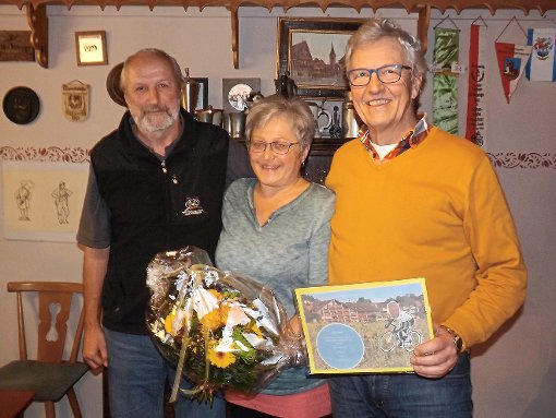 Feierten den Abschied (von rechts): Elmar Schmitt, Anni Schmitt und Abteilungsleiter Ausdauersport Lothar Hank.  Foto: Verein Foto: Schwarzwälder-Bote