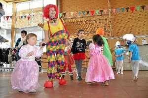 Beim Kinderball in Empfingen war auch Tanzen angesagt. Ein Clown war dabei, ebenso wie ein Abordnung Schlümpfe aus Schlumpfhausen.   Foto: Baiker Foto: Schwarzwälder-Bote