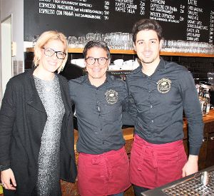 Alex de la Barrera (rechts) im Café Villa mit IHK-Projektleiterin Simone Mader und Klaus Fehrenbach.  Foto: IHK Foto: Schwarzwälder-Bote