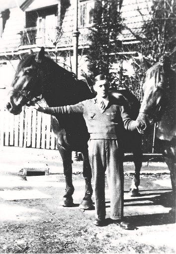 Stanes Bodziak mit den zu requirierenden Gärtnerpferden Hans und Fanny in der Kronenstraße. Foto: Schwarzwälder-Bote