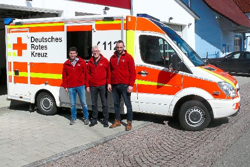 Uwe Müller (von links), Michael Wolfram und Christian Schluck vom DRK freuen sich über  den neuen Rettungswagen. Foto: Werthenbach Foto: Schwarzwälder-Bote