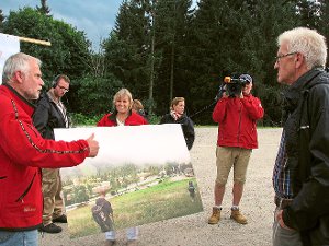 Nationalparkleiter Wolfgang Schlund zeigt Ministerpräsident Winfried Kretschmann, wie das Besucherzentrum aussehen soll. Foto: Wiegert Foto: Schwarzwälder-Bote