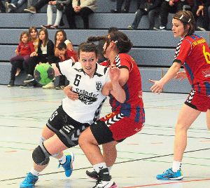 Energisch: Ottenheims Elisabeth Günther (links)   tankt sich durch und  brachte   es am Ende auf drei Treffer.  Foto: Künstle Foto: Schwarzwälder-Bote