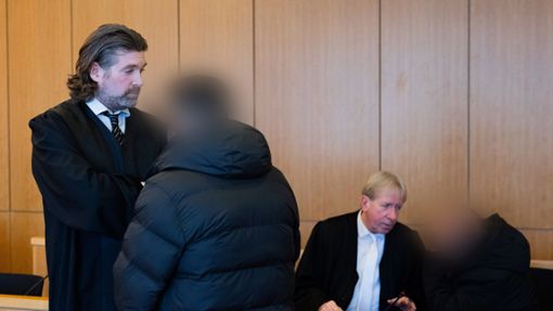 Der 22-jährige Sohn und sein 56-jähriger Vater wurden am Dienstag zu lebenslangen Freiheitsstrafen verurteilt. Foto: dpa/Rolf Vennenbernd
