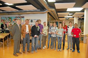 Bürgermeister Manfred Wöhrle (links) überreichte den Sportlern Medaillen.  Foto: Selter Foto: Schwarzwälder-Bote