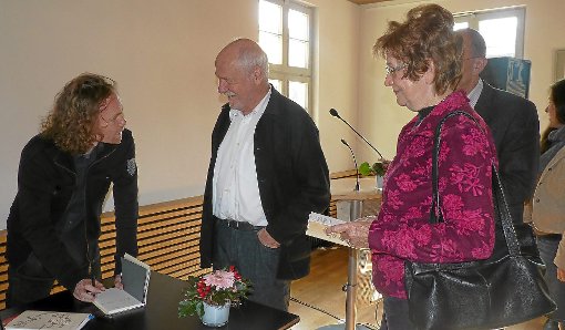 Nach seinem gekonnten Spiel mit Kontrasten der Liebeslyrik hatte Christoph W. Bauer (links) viele Autogrammwünsche zu erfüllen.  Foto: Jehle