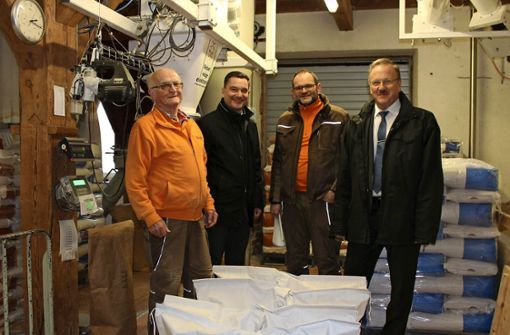 Über den Mühlenbetrieb in Rohrdorf informierte sich Klaus Mack (Zweiter von links) bei Gerhard und Uwe Schill zusammen mit Bürgermeister Joachim Flik (von links). Foto: Carolin Kraus