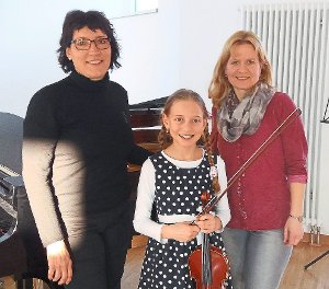 Die Lehrkräfte  Ute Haas-Woelke und Gudrun Hafner freuen sich über den großartigen Erfolg von der jungen Hardterin Johanna Wolber. Foto: Musikschule Foto: Schwarzwälder-Bote