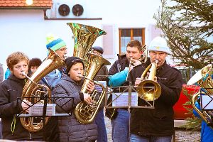 Die Rangendinger mögen ihren Weihnachtstreff am vierten Adventsonntag - und sind den Helfern des Jahrgangs 1982 und dem Musikverein für die Ausrichtung des gemütlichen Treffpunks sehr dankbar.  Foto: Beiter Foto: Schwarzwälder-Bote