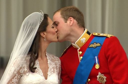 Da ist er: der lang ersehnte Kuss von Kate und William. Foto: APTN Sky