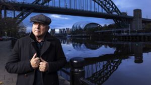 One Deep River: Mark Knopfler vor der Tyne Bridge. Foto: -/Universal Music/dpa