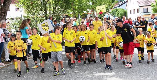 Die Zukunft des Fußballs in der sportlichsten Gemeinde des Landkreises trägt Schwarz und Gelb: die Kinder der Sportfreunde Bitz verpassen dem Umzug auch einen optischen Kick. Foto: Raab