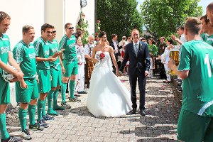 Die Fußballer des FC Göttelfingen und die Mitglieder der Narrenzunft Rohrdorf standen bei der Hochzeit von Benjamin Schweizer und Melanie Apperger Spalier. Foto: Feinler Foto: Schwarzwälder-Bote