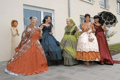 Die vornehme Damenwelt präsentiert beim Sommerfest die Modetrends, als Franz Joseph Kaiser von Österreich war.  Foto: Reif Foto: Schwarzwälder-Bote
