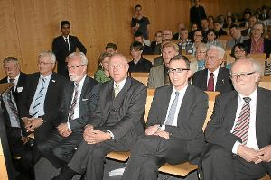 Rektor Rolf Schofer (von rechts), Landrat Sven Hinterseh und Bürgermeister Rolf Fußhoeller halten zur Eröffnung Ansprachen.  Foto: Schück