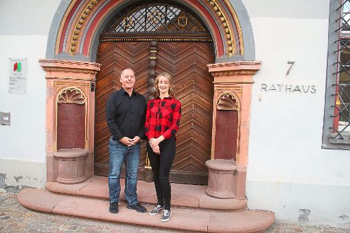Annika Saar und Oliver Hils posieren vor dem Rathaus, in dem Annika ihr Praktikum absolviert.  Foto: Schimkat Foto: Schwarzwälder-Bote