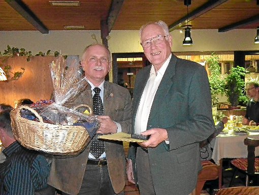 Nach 28 Jahren schied Wolfgang Bührlen (rechts) aus dem Vorstand der Freien Wähler aus. Stadtverbandsvorsitzender Werner Greule verlieh ihm die Ehrenmedaille. Foto: Stocker Foto: Schwarzwälder-Bote