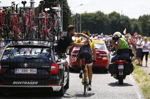 Fabian Cancellara musste nach dem Massensturz aus dem Auto heraus behandelt werden. Foto: dpa