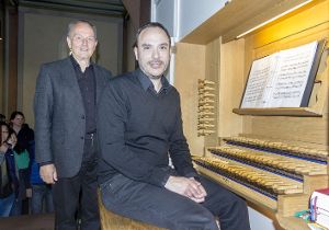 Traugott Fünfgeld spielte die große Heintz-Orgel,   Winfried Staiger trug die Geschichte vor.  Foto: Schmidtke Foto: Schwarzwälder-Bote