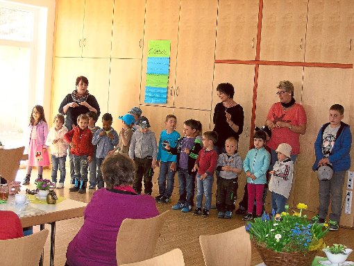 Mit ihrer Sing- und Spielfreude begeistern die Buben und Mädchen des evange­lischen Kindergartens Arche Noah die Senioren. Foto: Wössner Foto: Schwarzwälder-Bote
