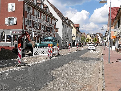 An der Einmündung der Kaufhausstraße haben die Anschlussarbeiten begonnen. In der Martin-Luther-Straße herrscht Einbahnverkehr. Foto: Breitenreuter