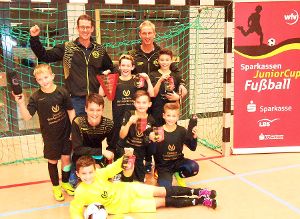 Die E-Junioren des SV Zimmern mit Trainer Claude Rudy (hinten, links, Vater von Bundesligaprofi Sebastian Rudy) holten sich den Futsal-Bezirksmeistertitel.  Foto: Peiker