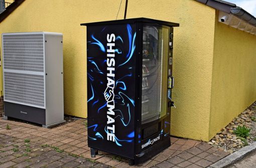 Dieser Automat liefert statt Schokolade Vapes und Shisha-Tabak. Foto: Jürgen Baiker