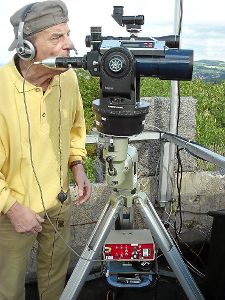 Martin Straka – amtliches Rufzeichen DL8TP – steht voll konzentriert auf dem Ohlyturm am Sendeteleskop. Die optische Videoübertragung läuft. Foto: Schwarzwälder-Bote