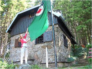 Fahne vor der Hohenlochenhütte weht: Der Schwarzwaldverein Wolfach hat 2015 viel vor. Foto: Privat