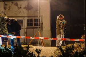 Ermittler untersuchen den Tatort in Hechingen Foto: SDMG / Maurer
