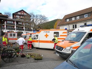 Großaufgebot von Rettungskräften und Fahrzeugen vor dem Hotel Berghof. Fotos: Michel Foto: Schwarzwälder-Bote