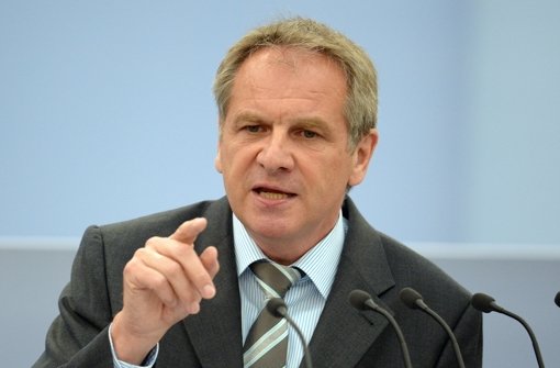 Innenminister Reinhold Gall will die Polizei entlasten und ihr damit mehr Zeit für die Terrorfahndung geben. Foto: dpa