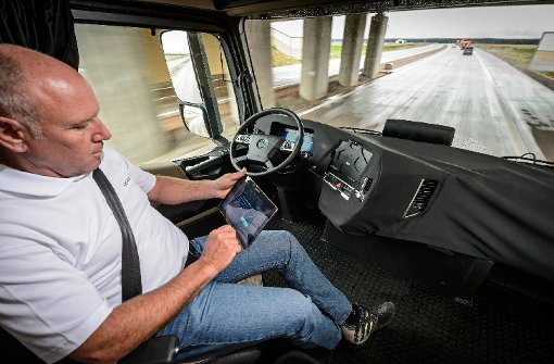 Daimler will noch 2015 Tests mit einem teilautonomen Lastwagen auf Autobahnen in Baden-Württemberg durchführen. Foto: Daimler