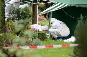 Kriminaltechniker suchen am Donnerstag am Fundort einer Leiche in Stuttgart-Nord nach Spuren. Foto: dpa