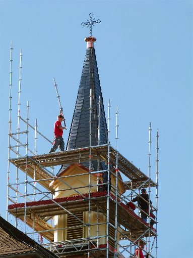 Freie Sicht auf die Spitze: Gestern begann die Firma Faiss aus Tübingen damit, das Gerüst  um den Turm der Evangelischen Abendmahlskirche abzubauen. Foto: Kost Foto: Schwarzwälder-Bote