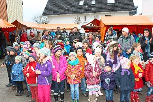 Der gemischte Kinderchor sang beim Weihnachtsmarkt in Wart Lieder, dirigiert von Tamara Breitling und auf der Gitarre begleitet von Jörg Breitling.    Foto: Köncke Foto: Schwarzwälder-Bote