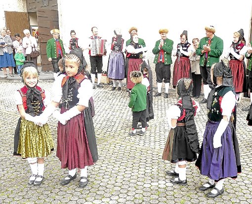 Die Trachtengruppe unterhielt die Besucher vor der Marienkirche mit Tänzen. Foto: W.Maier Foto: Schwarzwälder-Bote
