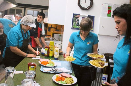 Alle Hände voll zu tun haben sowohl das Küchenpersonal als auch die Bedienungen. Fotos: Kommert Foto: Schwarzwälder-Bote