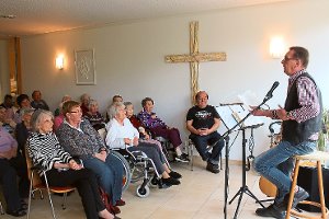 Mit seinen Liedern und Geschichten hat Roland Single die Bewohner des Pflegewohnhauses und Gäste unterhalten. Foto: Müller Foto: Schwarzwälder-Bote