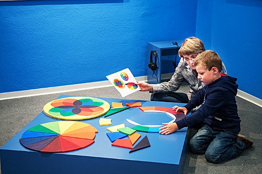Mit Farbkreisen beschäftigen sich diese Gäste der Ausstellung Farbenzauberer im jungen Kunstraum der Galerie.  Foto: Stadt Albstadt Foto: Schwarzwälder-Bote